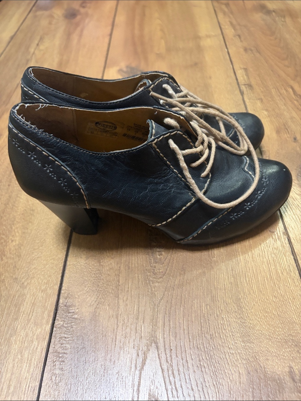 Women's Black Lace-Up Heeled Oxfords
